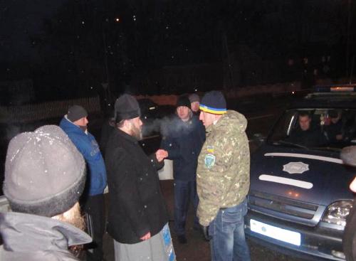На Рівенщині Московські священики непустили вантажівки із загиблими воїнами.(ФОТО) На Рівенщині Московські священики непустили вантажівки із загиблими воїнами.(ФОТО)